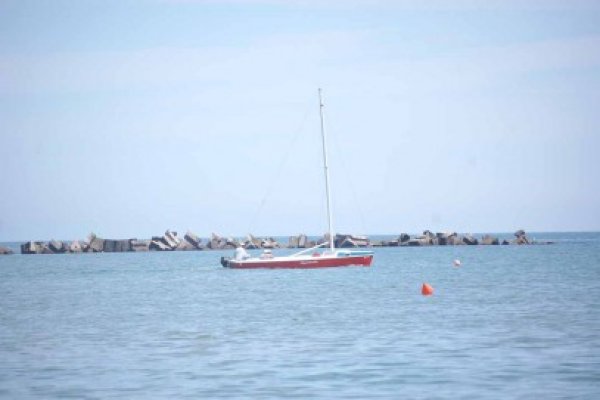 Turişti aflaţi pe un velier în derivă, salvaţi la Mangalia